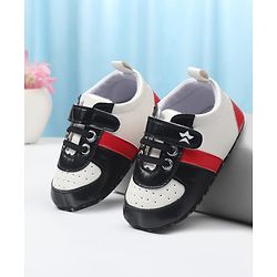 Cute Walk by Babyhug Velcro Closure Solid Booties - Black