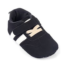 Cute Walk by Babyhug Velcro Closure Solid Booties - Black