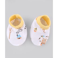 Babyhug 100% Cotton Interlock Knit Cap , Mittens & Booties with Bear Print White - Diameter 13 cm
