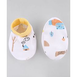 Babyhug 100% Cotton Interlock Knit Cap , Mittens & Booties with Bear Print White - Diameter 13 cm