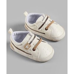 Cute Walk by Babyhug Velcro Closure Solid Booties - White