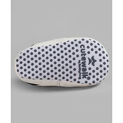 Cute Walk by Babyhug Velcro Closure Solid Booties - White
