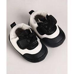Cute Walk by Babyhug Velcro Closure Solid Booties - Grey