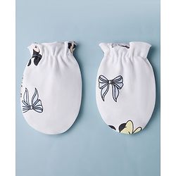 Babyhug Disney Interlock Knit Cap, Mitten & Booties Set With Minnie Mouse Graphics White - Diameter 15 cm