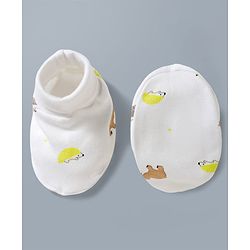 Babyhug 100% Cotton Interlock Knit Mittens & Booties With Squirrel Print - White