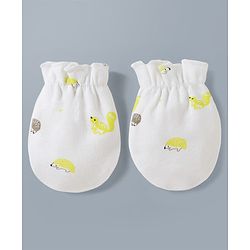Babyhug 100% Cotton Interlock Knit Cap Mittens & Booties Set With Squirrel Print White - Diameter 14.5 Cm