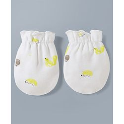 Babyhug 100% Cotton Interlock Knit Cap Mittens & Booties Set With Squirrel Print White - Diameter 14.5 Cm