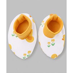 Babyhug 100% Cotton Interlock Knit Cap Mittens & Booties Set With Duck Print White - Diameter 14.5 cm