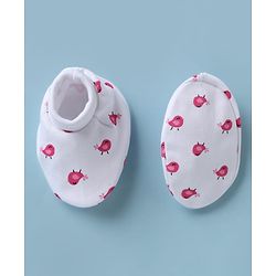 Babyhug 100% Cotton Interlock Knit Cap Mittens & Booties With Bird Print White - Diameter 15.5 cm