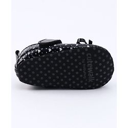 Cute Walk by Babyhug Booties Bow Applique - Black