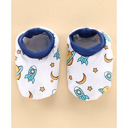 Babyhug 100% Cotton Cap & Mitten With Booties Set Space Print - Diameter 11 cm