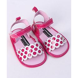 Cute Walk by Babyhug Booties - Pink