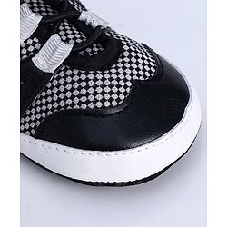 Cute Walk by Babyhug Booties - Black