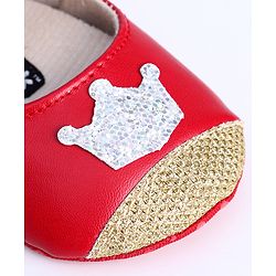 Cute Walk by Babyhug Booties Sequin Crown Patch - Red